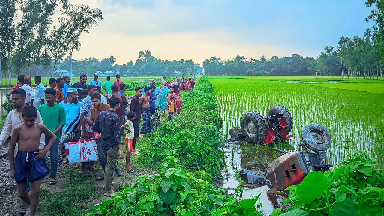 ট্রেনের ধাক্কায় ধানক্ষেতে ছিটকে পড়ল ট্রাক্টর