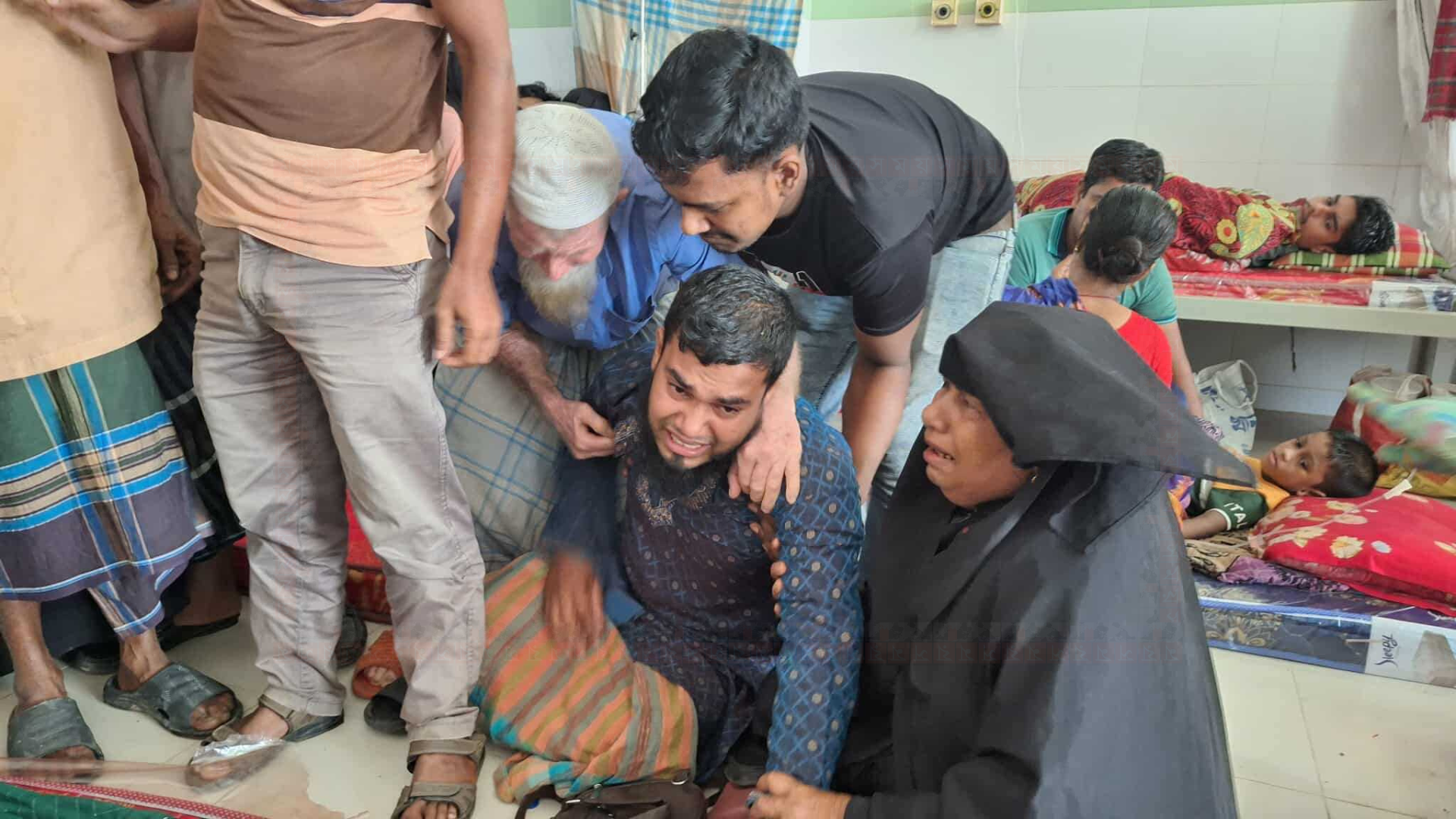 বরগুনায় ডেঙ্গু: উন্নত চিকিৎসায় অপারগ পরিবার, বন্ডে সইয়ের পর রোগীর মৃত্যু