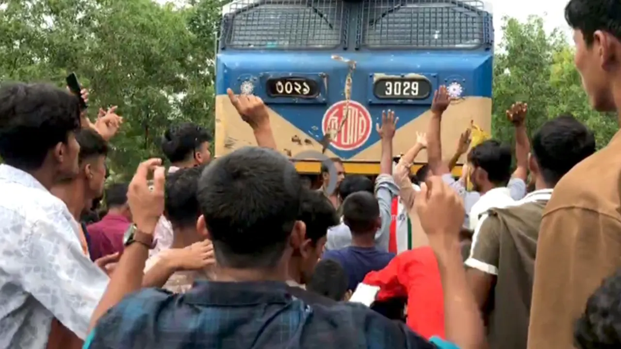 ট্রেনের ধাক্কায় নিহত ৫