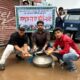 সড়কে মাছ ছেড়ে অভিনব প্রতিবাদ