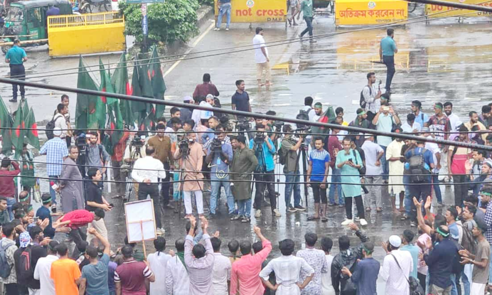 শাহবাগে জুলাই যোদ্ধাদের অবরোধে পুলিশের হস্তক্ষেপ