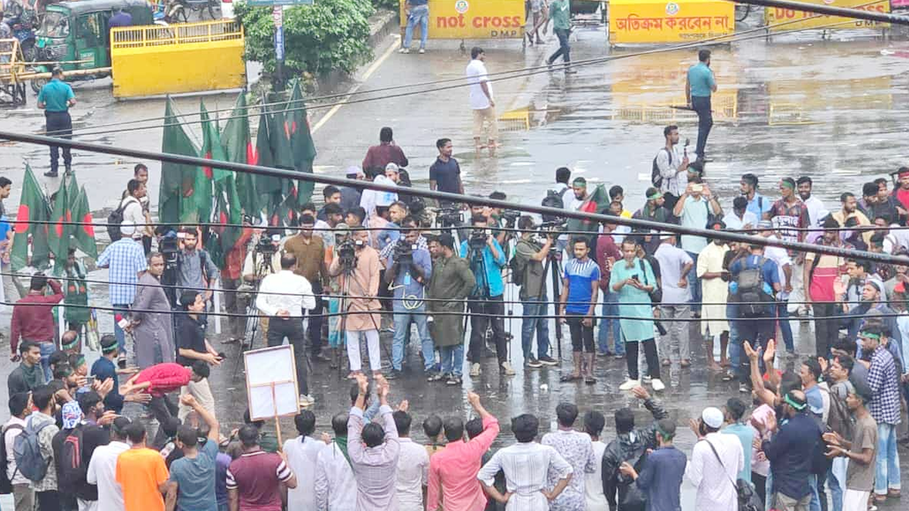 শাহবাগে জুলাই যোদ্ধাদের অবরোধে পুলিশের হস্তক্ষেপ
