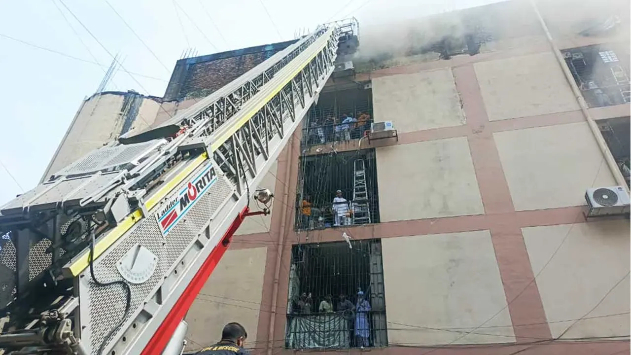 গুলিস্তানে মার্কেটের আগুন নিয়ন্ত্রণে