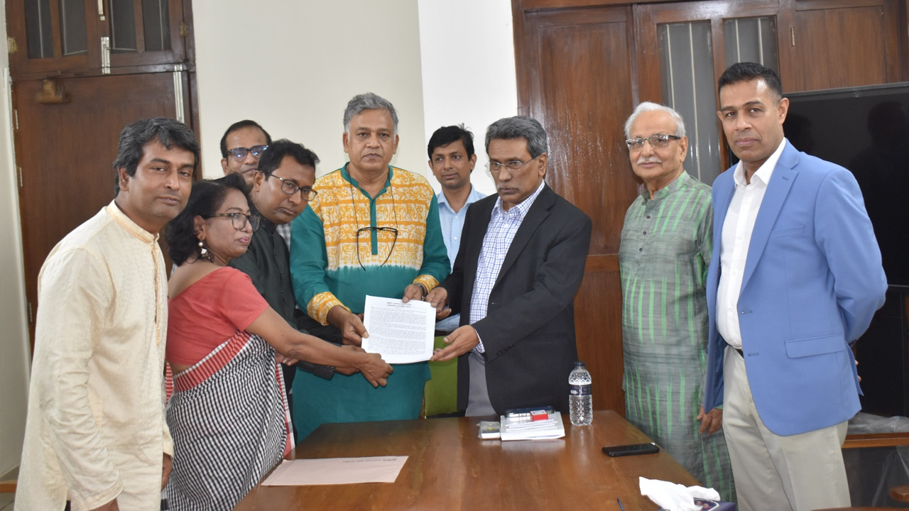 সুজনের জাতীয় সনদ হস্তান্তর ঐকমত্য কমিশনে