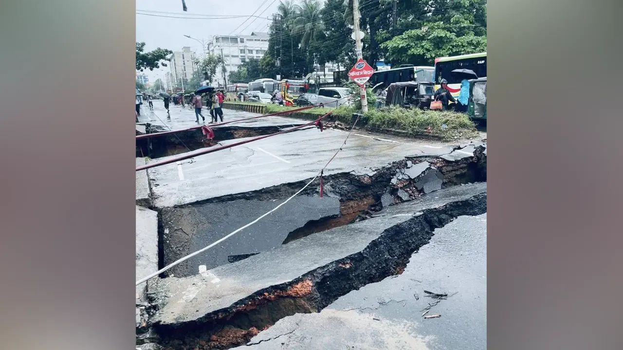 চট্টগ্রামে ভেঙে গেল সেতু, থমকে গেল যান চলাচল