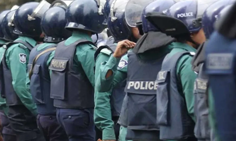 পলাতক ৪০ পুলিশ কর্মকর্তার পদক প্রত্যাহার