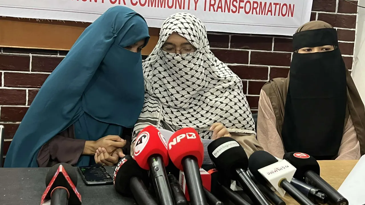 ঢাবিতে হিজাব পরা শিক্ষার্থীর ছবি নিয়ে কটূক্তির প্রতিবাদে এক্ট