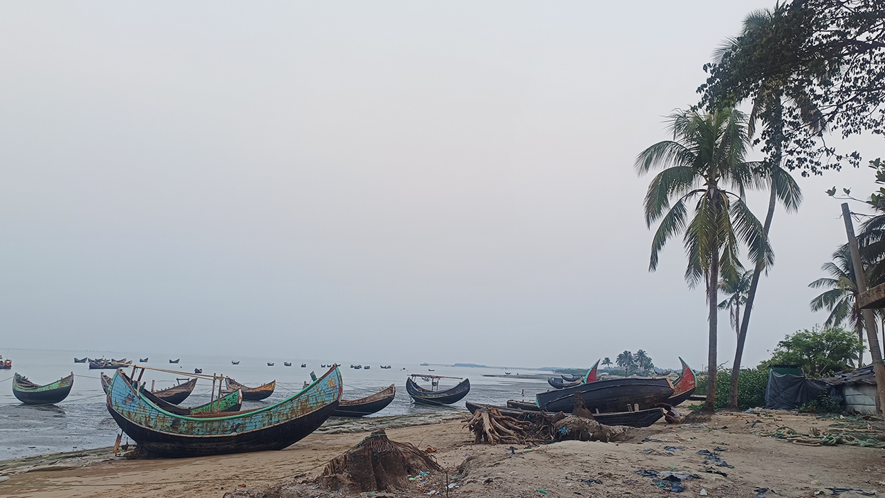 ৫ জেলেকে ধরে নিয়ে গেল আরাকান আর্মি