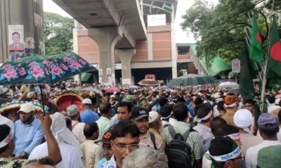 শিক্ষকরা জাতীয়করণের দাবিতে প্রেস ক্লাবের সামনে অবস্থান