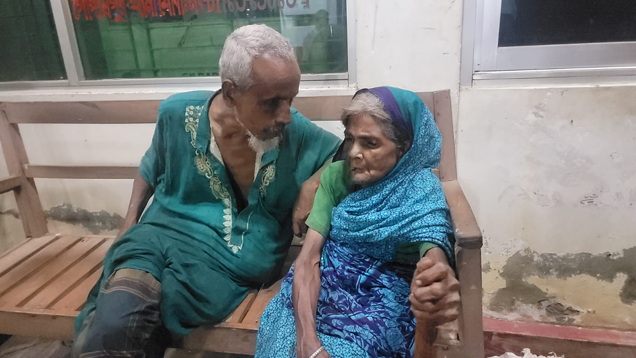 টাঙ্গাইলে বৃদ্ধ দম্পতির দিন যাপন ভিক্ষা করে