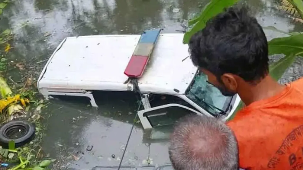 খুলনায় অ্যাম্বুলেন্স দুর্ঘটনায় স্ত্রীর মৃত্যু