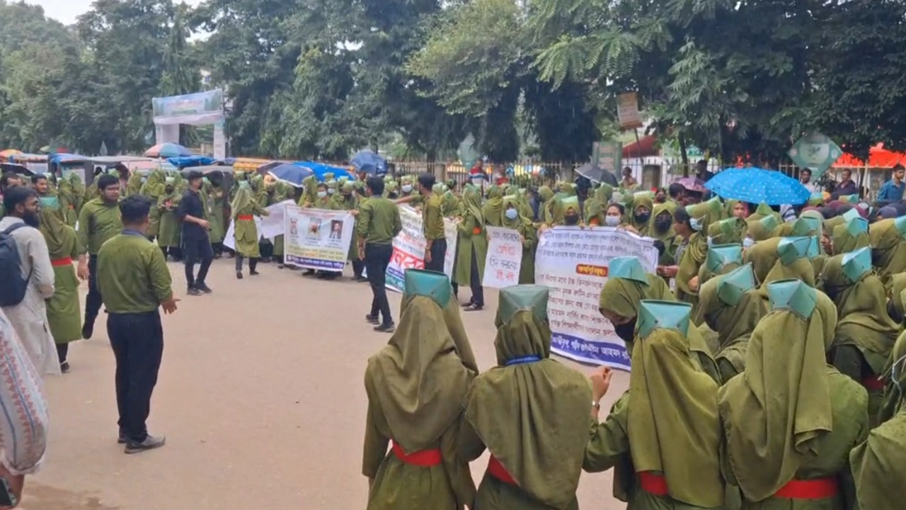গাজীপুরে নার্সিং শিক্ষার্থীদের সড়ক অবরোধ